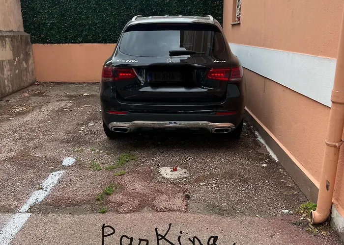 Le Pamela Face A La Menton